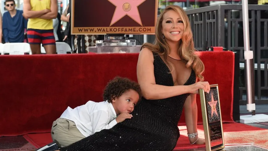Cantante Mariah Carey con su hijo de Morrocan Cannon al ser honrada con la estrella 2556 en El Paseo de la Fama en Hollywood, California el 5 de agosto de 2015.