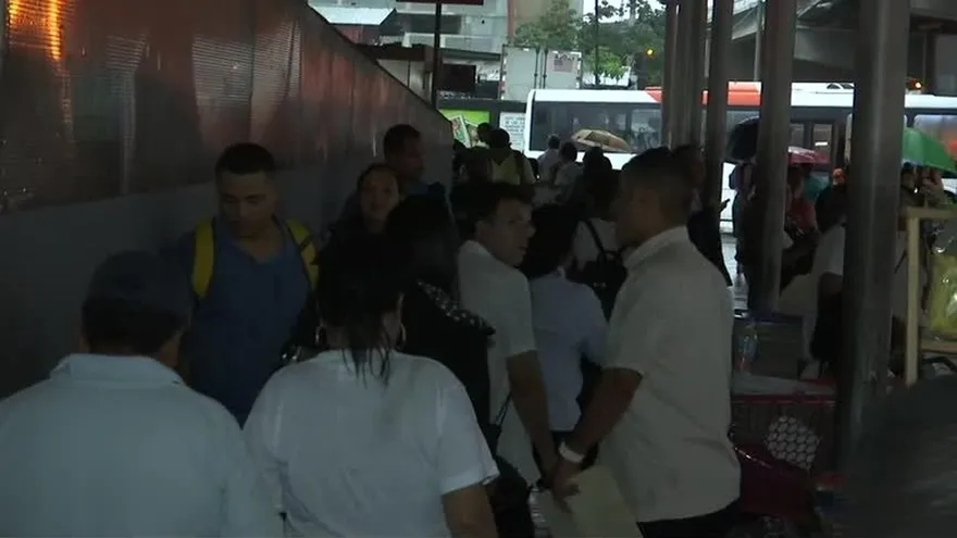 Zona paga de la 5 de Mayo inundada tras fuerte aguacero