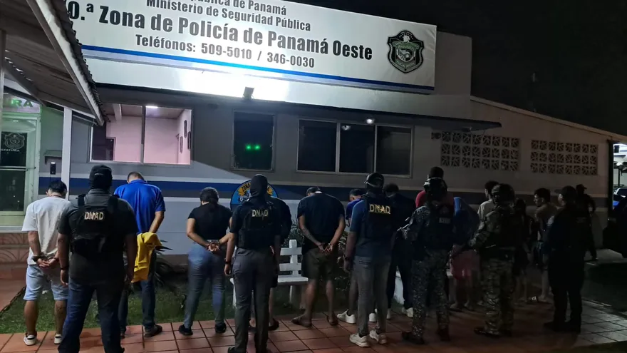 Como resultado de la operación, las autoridades aprehendieron a 12 personas y decomisaron diversas sustancias ilícitas asociadas a la supuesta red de narcotráfico, entre ellas metanfetamina, tusi y éxtasis.