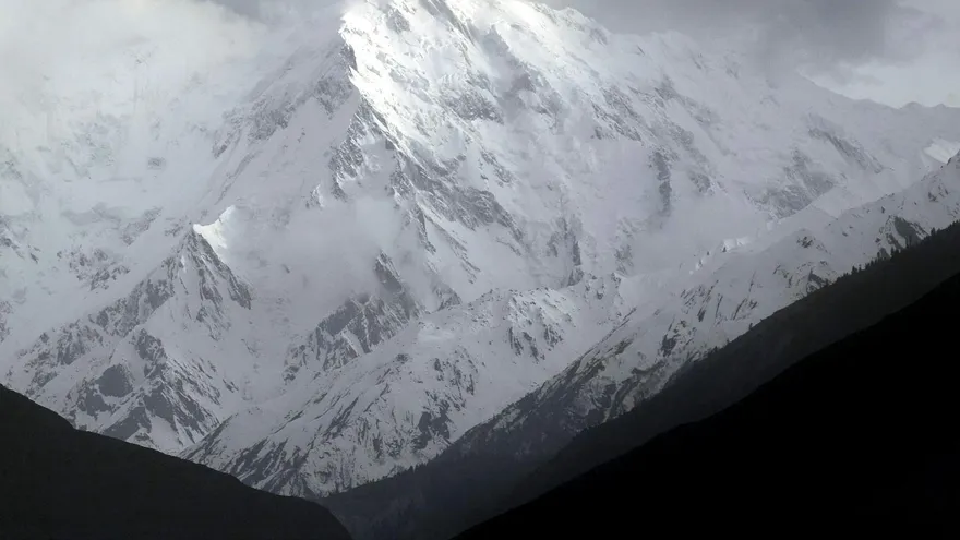Vista de Nanga Parbat (Montaña Desnuda) con 8.125 metros de altura, el noveno pico más alto del mundo y la montaña en el punto más occidental de los Himalayas, al norte de Pakistán