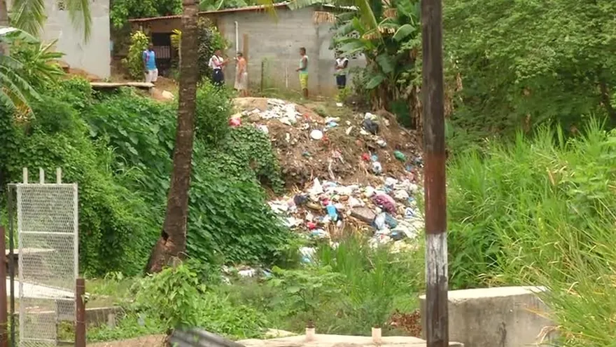 Rio Palomo de San Miguelito está lleno de basura