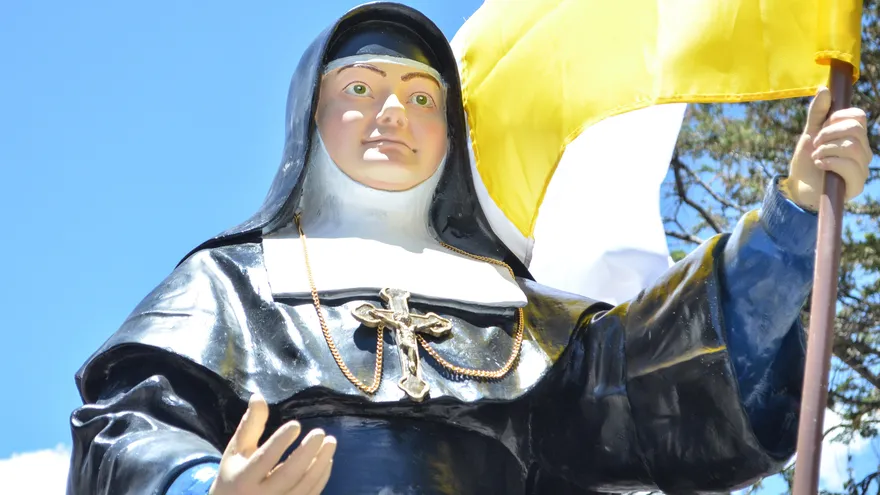 Fotografía de una estatua de Nazaria Ignacia en una procesión el 14 de octubre de 2018, en Oruro (Bolivia)