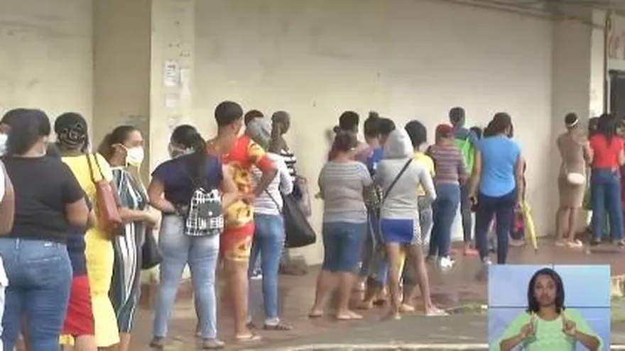Se registran largas filas para cambiar el vale digital en Colón