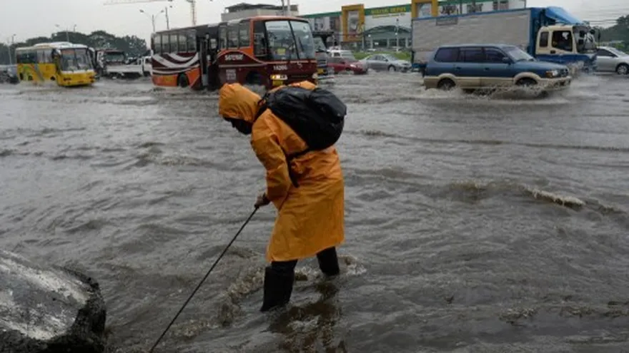 Calles anegadas tras el paso del tifón en Filipinas