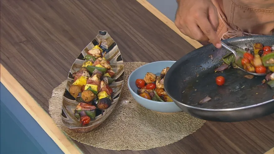 Ricas brochetas de  pollo con piña.