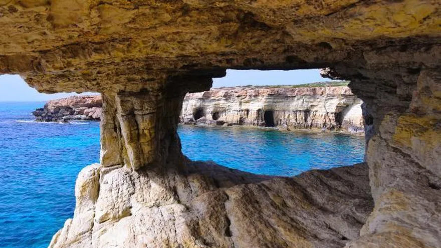 Vista de cuevas en el Mar Mediterráneo.