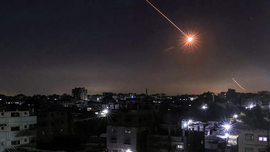 Un misil lanzado desde Irán se ve en el cielo desde el campamento de Bureij para refugiados palestinos, en el centro de la Franja de Gaza, el 1 de marzo de 2026. Estados Unidos e Israel lanzaron ataques contra Irán el 28 de febrero, matando al líder supremo iraní y a sus principales líderes militares, lo que llevó a las autoridades a tomar represalias con ataques contra Israel y bases estadounidenses en el Golfo.