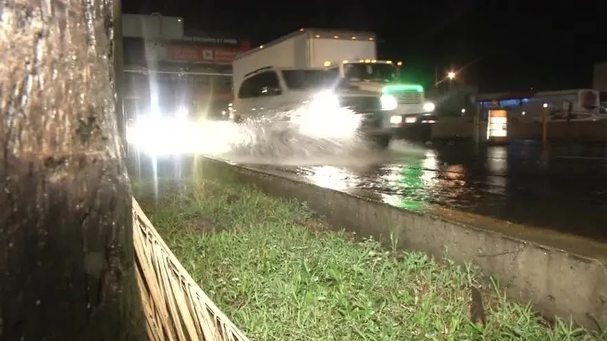 Tubería rota deja a miles sin agua