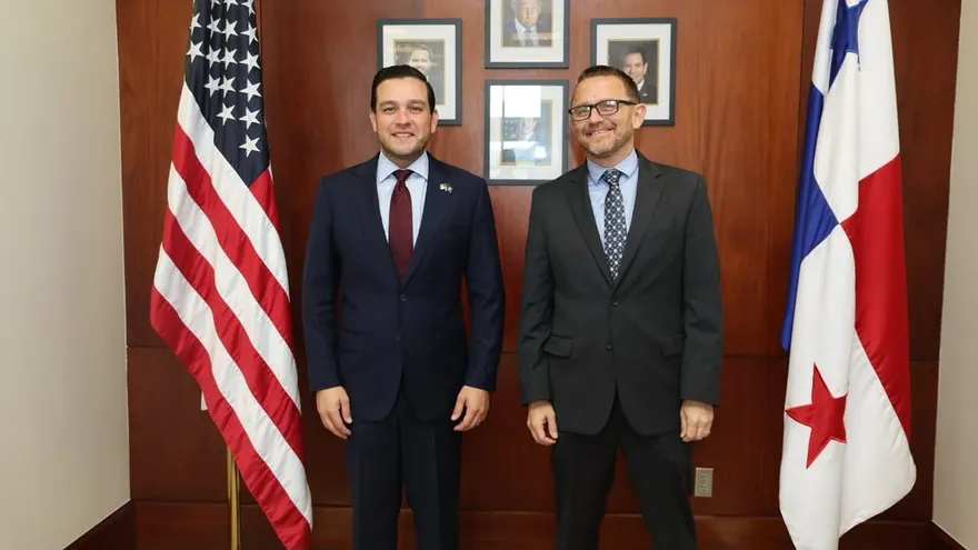 Samuel Parker, alto funcionario del Departamento de Estado se reunió hoy con el embajador de EEUU Kevin Cabrera.
