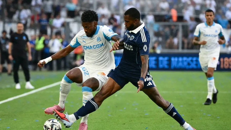 Michael Amir Murillo (i) disputa el balón con Otavio (d) en el partido entre el Olympique de Marsella y el París FC