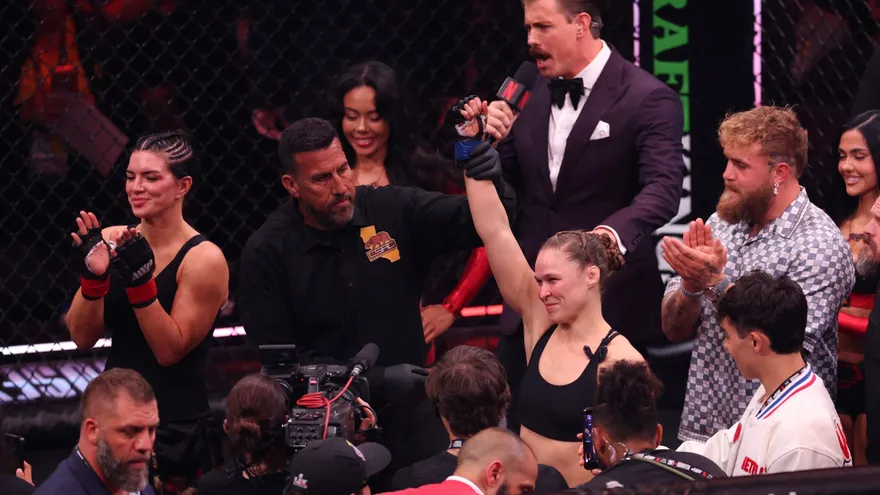 Jake Paul (d)  junto a Gina Carano y Ronda Rousey tras su pelea en las artes marciales mixtas (MMA)