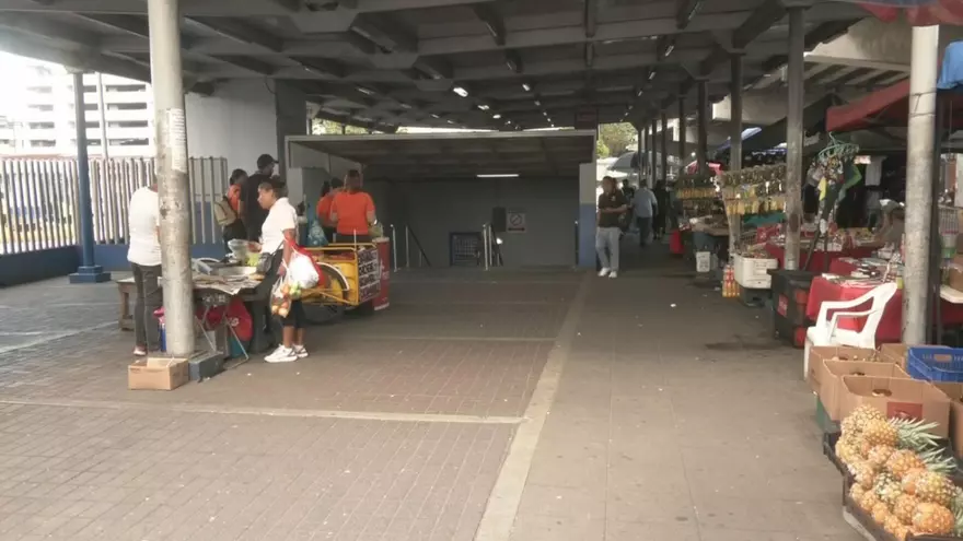 Venta de buhonería en los predios de la Zona Paga de MiBus ubicada en la 5 de Mayo.