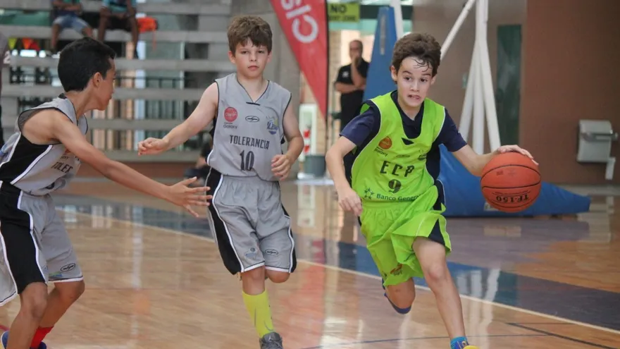 Acción de la Liga de Baloncesto Kiwanis