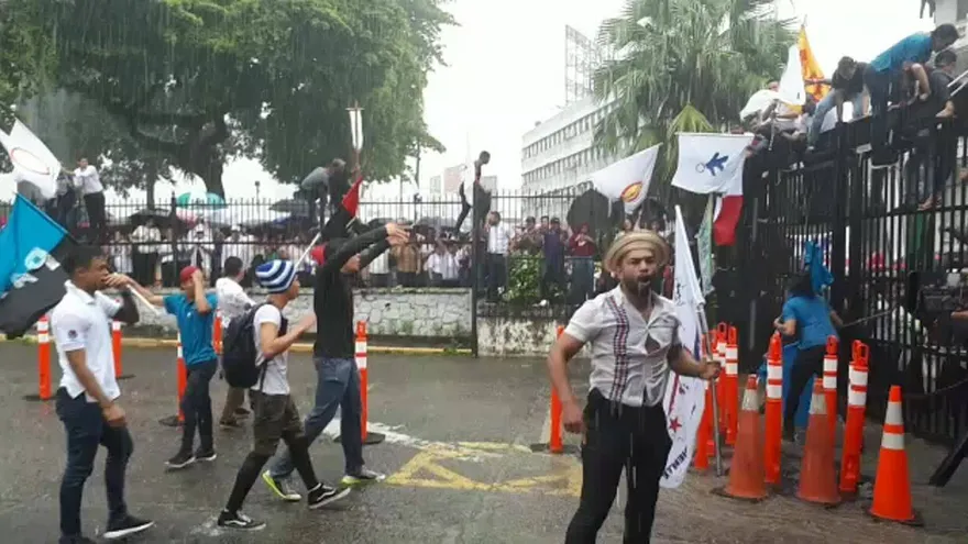 Universitarios saltan la cerca y entran a la Asamblea Nacional