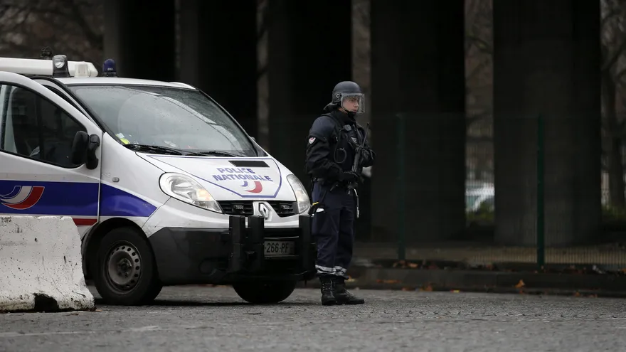 Un policía vigila en una operación en Francia