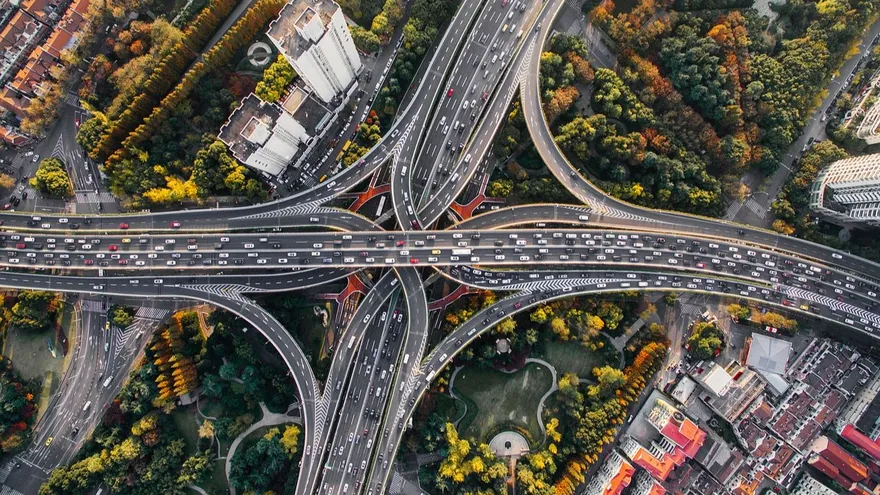 Imagen ilustrativa de una autopista transitada.