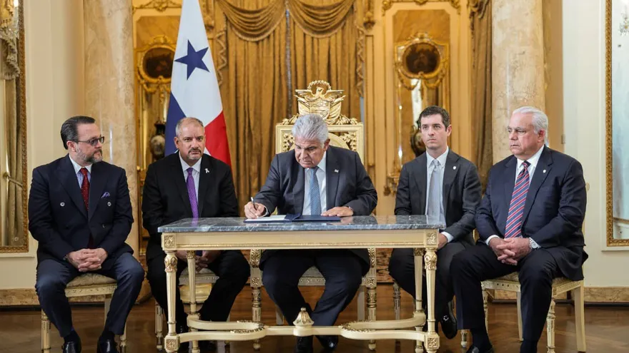 Mulino firma ley que adhiere a Panamá al Mercosur.