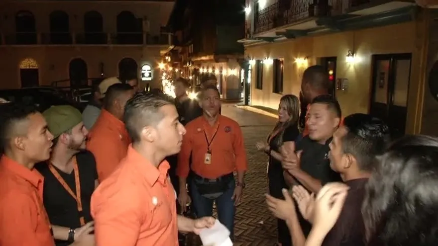 Saloneros se rebelan porque les quieren quitar sus propinas