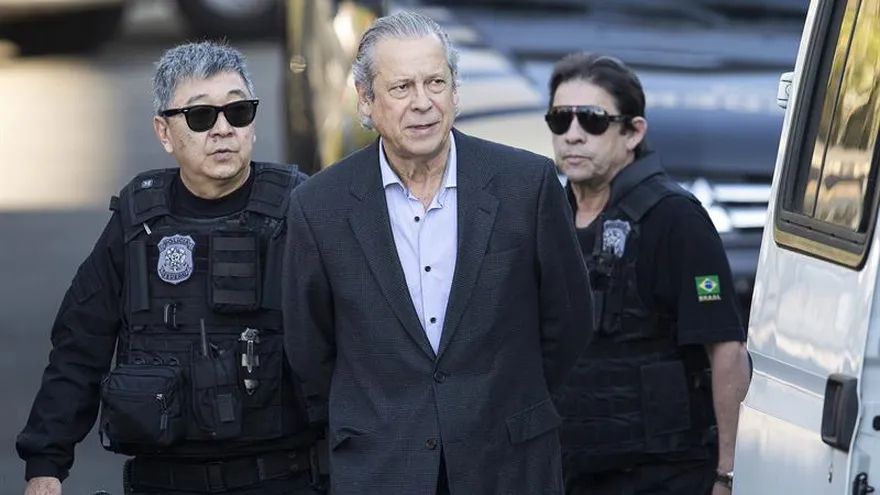 El  exministro brasileño José Dirceu (c), el hombre fuerte del primer mandato del expresidente Luiz Inácio Lula da Silva (2003-2006).