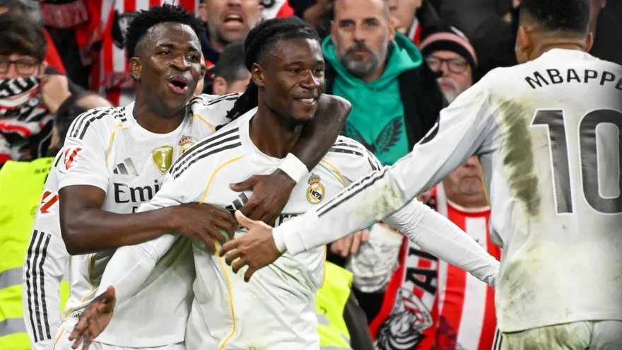 Eduardo Camavinga celebra con Vinicius y Mbappé