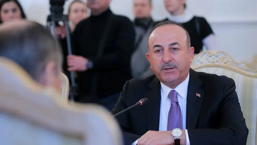 El ministro de Exteriores de Turquía, Mevlut Cavusoglu (d).