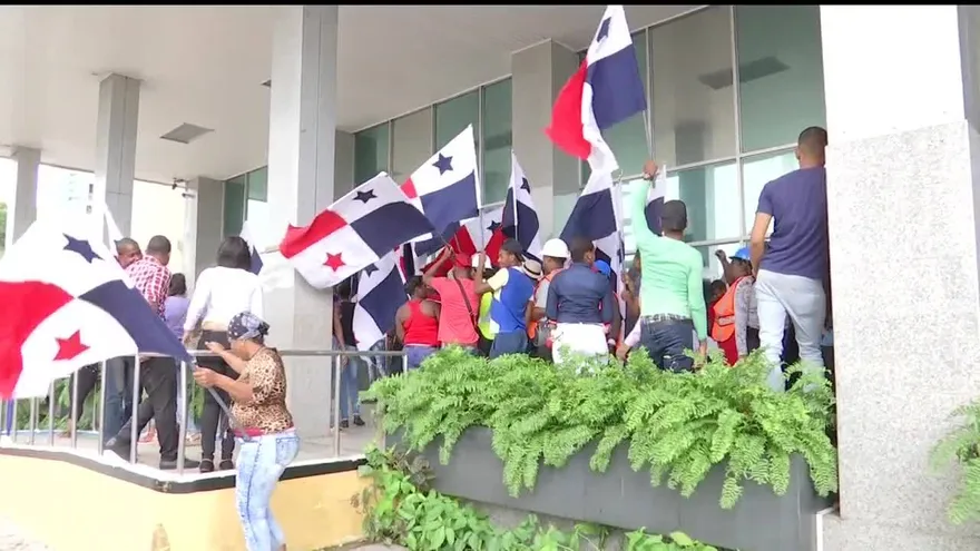 Protestan frente a la Contraloría General de la República