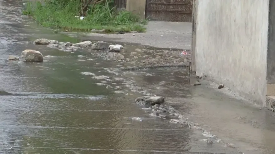 Desbordamiento de aguas servidas afectan a más de 30 viviendas en Cerro Batea