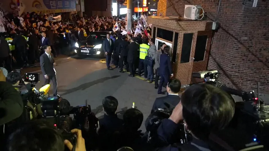 Presidenta destituida de Corea del Sur deja residencia oficial