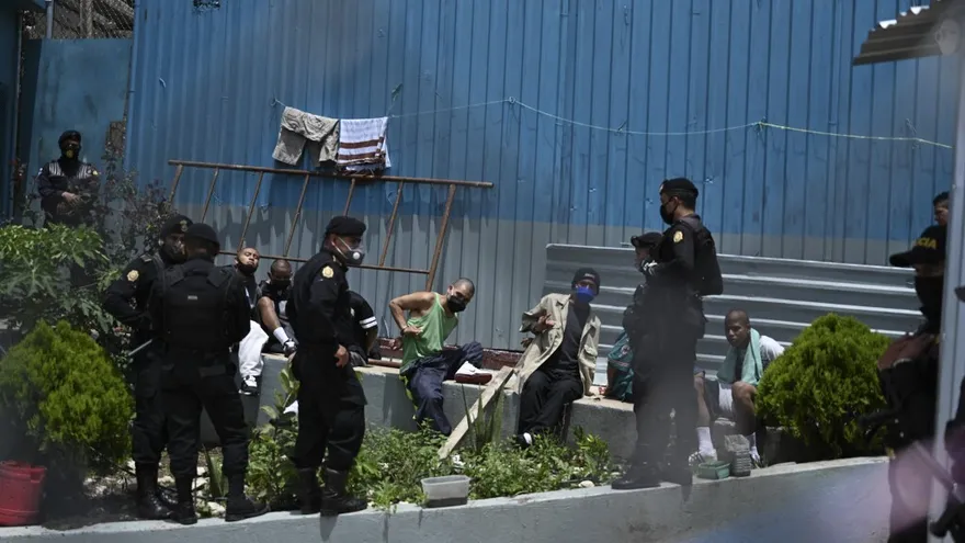 Pandilleros presos toman de rehenes a 18 guardias.