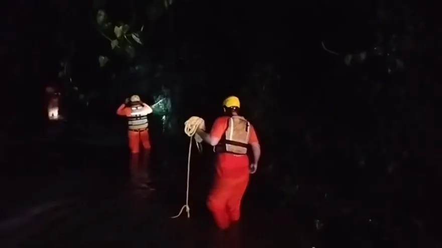Sinaproc rescata a seis personas aisladas por la crecida de una quebrada.