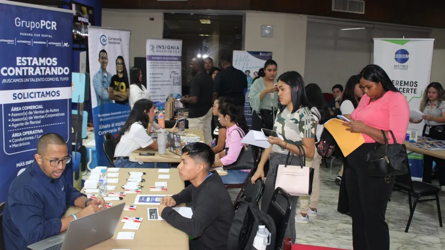 Estudiantes de la Universidad de Panamá entregan hojas de vida durante la Feria de Empleo que fue realizada en el Paraninfo Universitario.