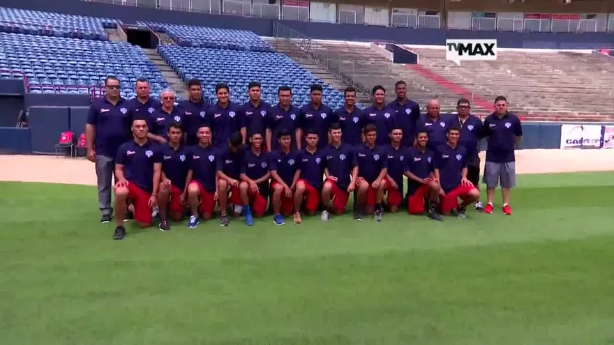 La selección nacional de béisbol Sub-15 recibió el pabellón nacional