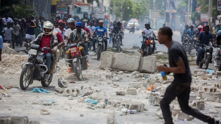 Vista de los disturbios registrados el pasado domingo durante una manifestación en Puerto Príncipe (Haití).