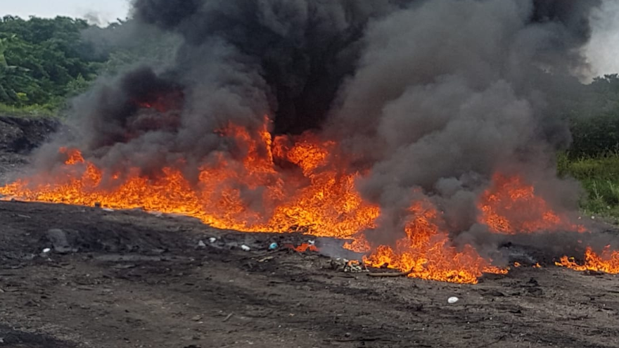 Momento en que arde la droga en el vertedero de La Chorrera
