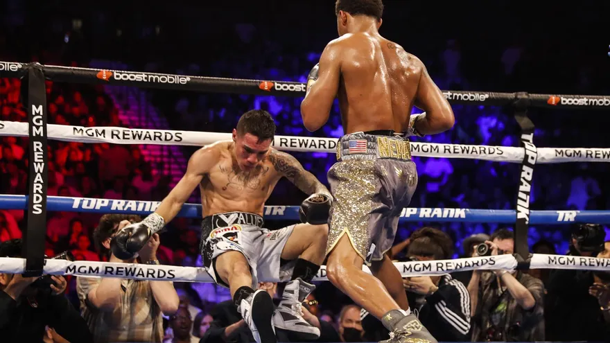 Stevenson venció en Las Vegas al mexicano Oscar Valdez (en las cuerdas).