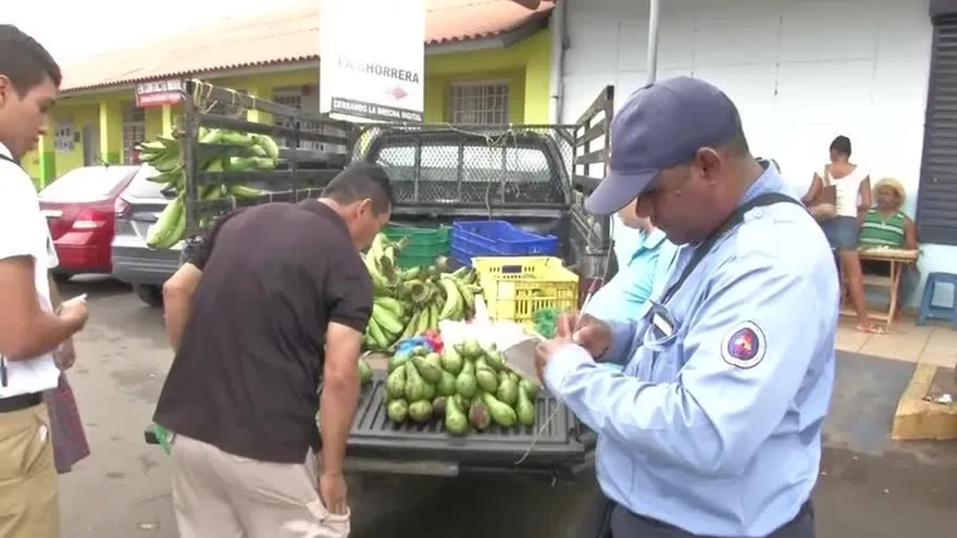 Sancionan a vendedores ambulantes en el centro de La Chorrera