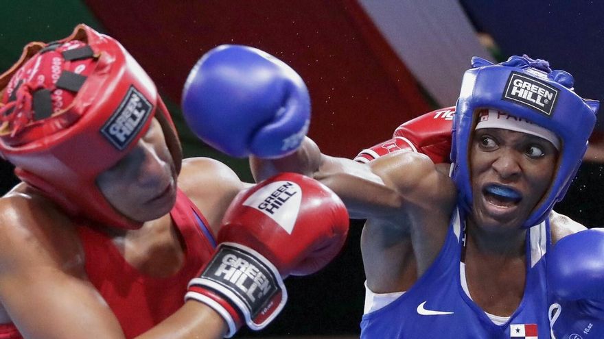 Atheyna Bylon durante la pelea por la medalla de oro en los Juegos Bolivarianos 2022