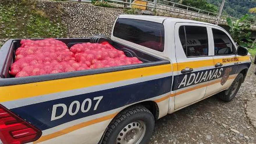 Durante la inspección realizada por parte de las autoridades se encargaron de decomisar sacos de cebollas que presuntamente fueron ingresados al país de forma irregular.