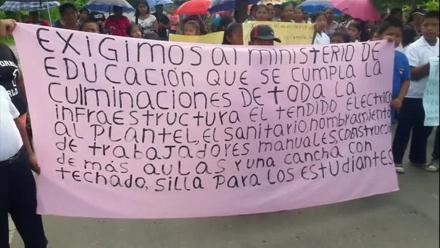 Padres de familia cierran calle en Bocas del Toro