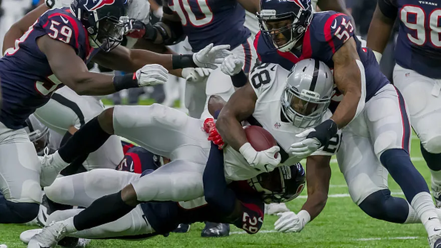 Acción del partido entre los Texans y los Raiders