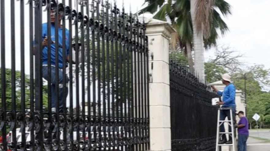 Privados de libertad pintan la cerca donde se realizará la ceremonia de entrega de los ‘Premios Juventud 2025’