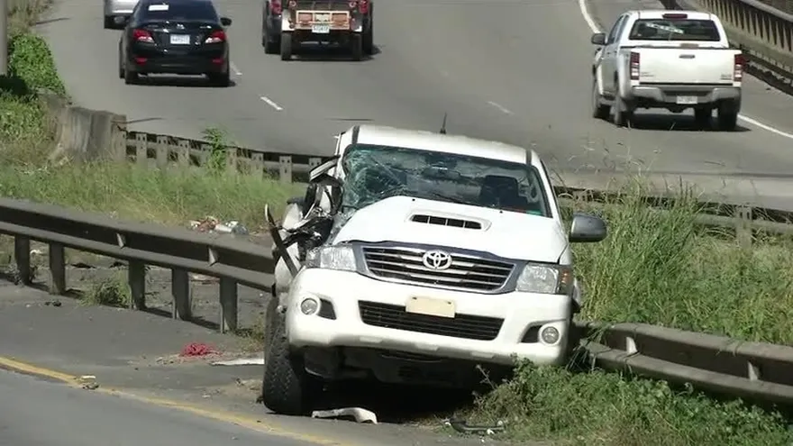 Camión articulado chocó con pick up en la vía Centenario