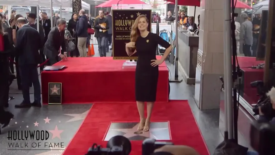 Amy Adams devela su estrella en el Paseo de la Fama de Hollywood