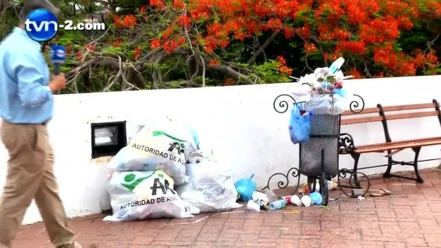 Basura y placas deterioradas en el Casco Antiguo