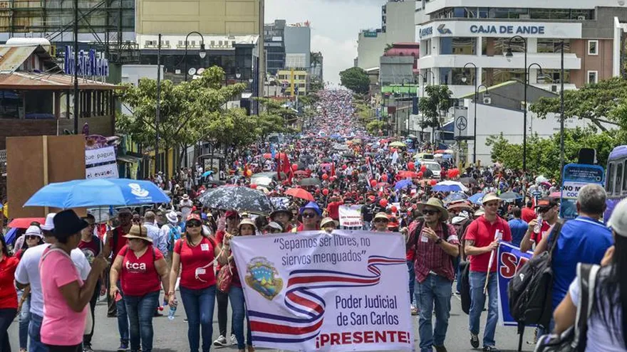 Miles de personas caminan el 26 de septiembre de 2018, por el centro de San José (Costa Rica) en el día 17 de una huelga sindical contra un proyecto de reforma tributaria, una manifestación que los gremios califican como la "lápida" a la iniciativa fiscal.