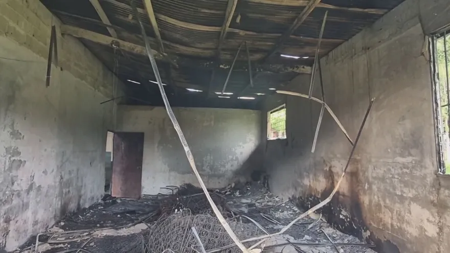 Un incendio registrado durante la madrugada de este viernes afectó parte del edificio del gimnasio del Instituto Nacional de Agricultura, ubicado en Santiago, provincia de Veraguas, provocando cuantiosos daños materiales y la suspensión de las actividades académicas.