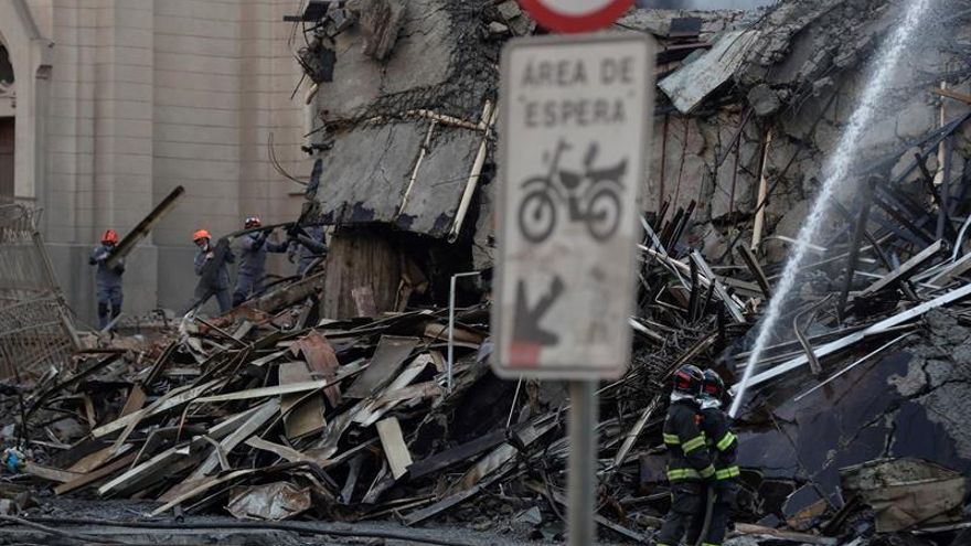 Bomberos trabajan el 2 de mayo de 2018, en el edificio de 24 plantas que se derrumbó ayer durante un incendio de grandes proporcionesen el centro de Sao Paulo (Brasil).