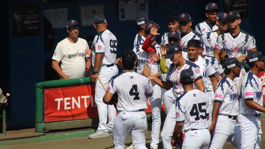 Jugadores de la Selección de Béisbol U18 de Panamá se felicitan