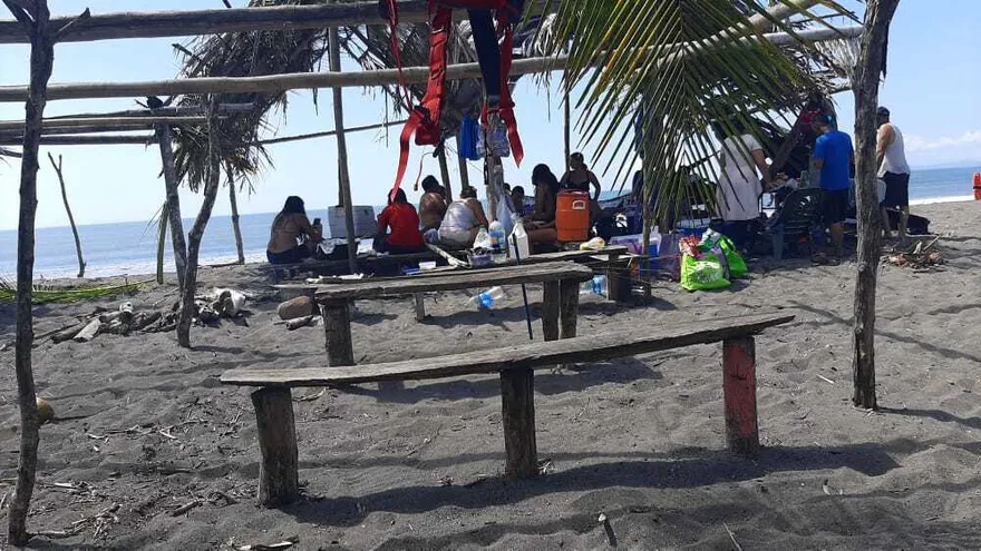 Miembros de los estamentos de seguridad vigilan las actividades realizadas en las playas.