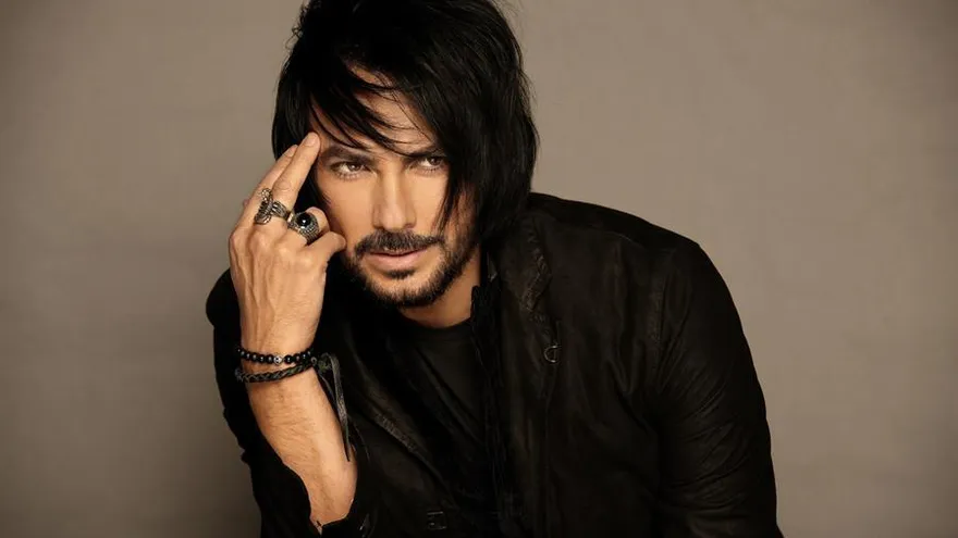 Fotografía cedida este martes por Rockass Online Music en la que se registró al músico chileno Beto Cuevas.